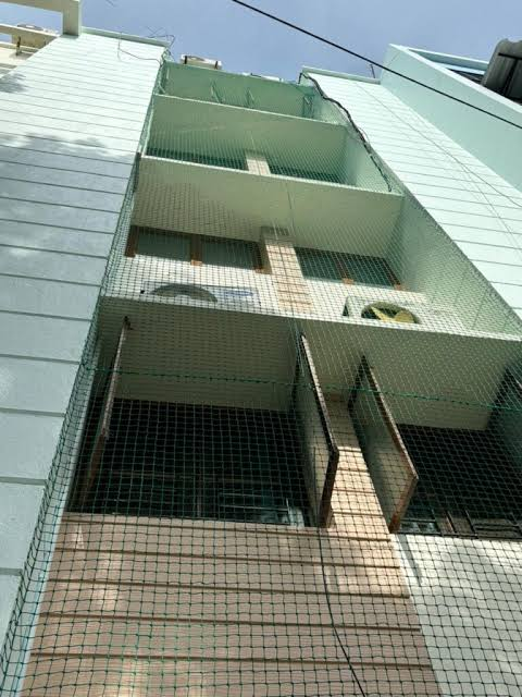 Duct area safety net installation